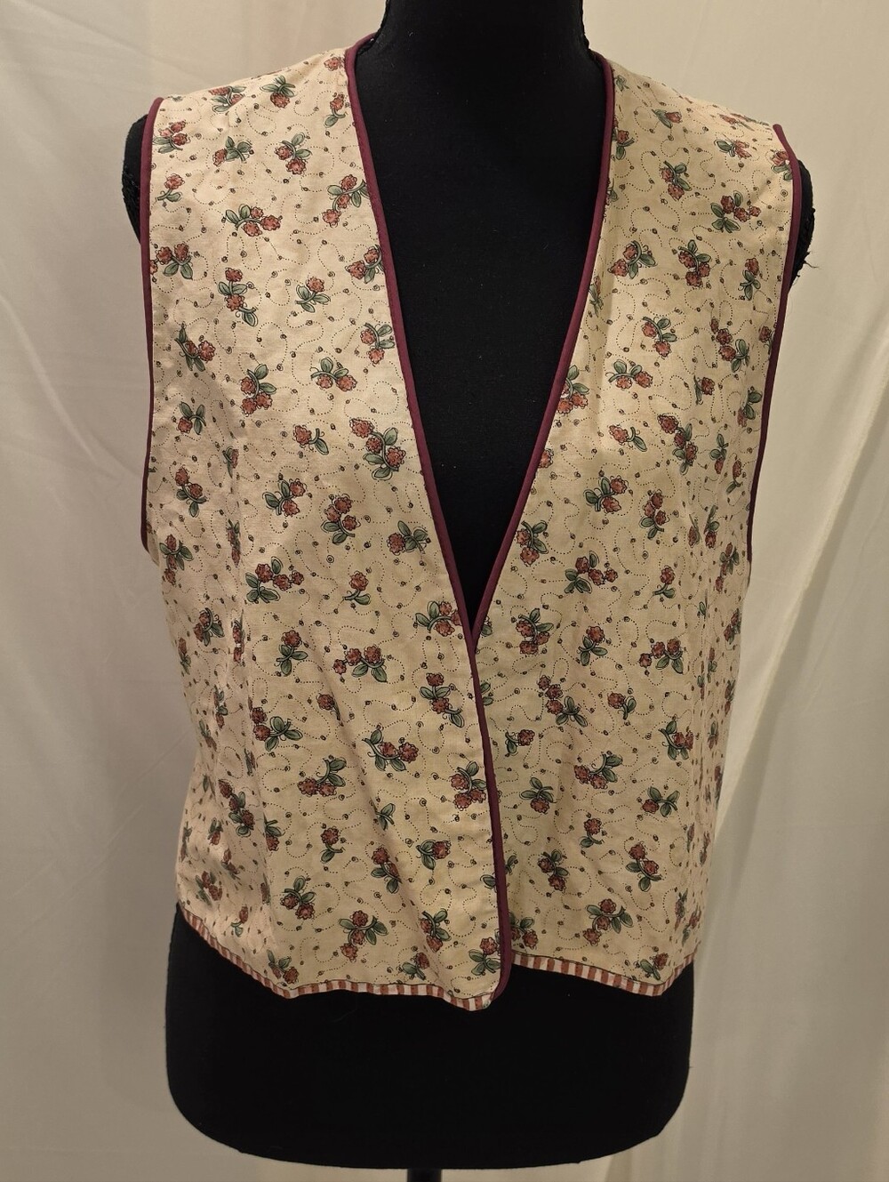 Vintage Reversible Floral Calico Quilted Vest Cream Burgundy Cottagecore